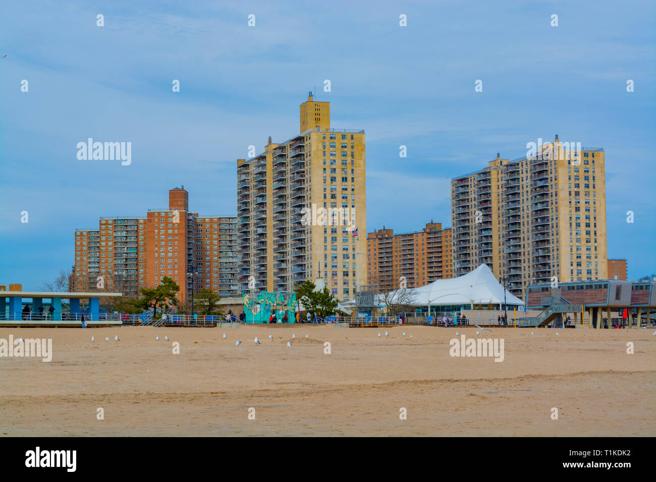 Alto edificio di appartamenti in piedi dalla spiaggia. Foto Stock