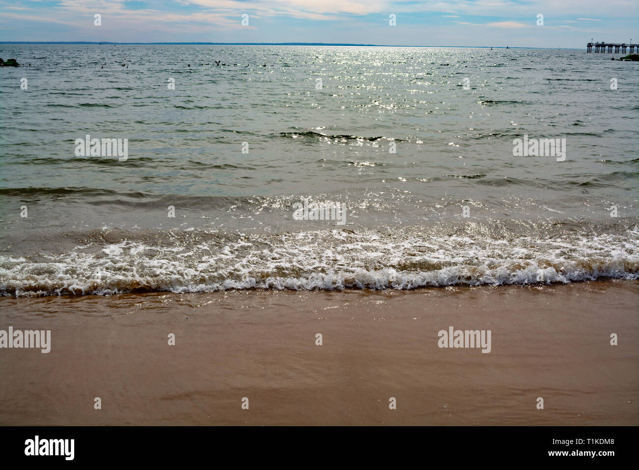 Oceano schiumoso marea a Brooklyn Coney Island Beach. La molla 2019. Foto Stock