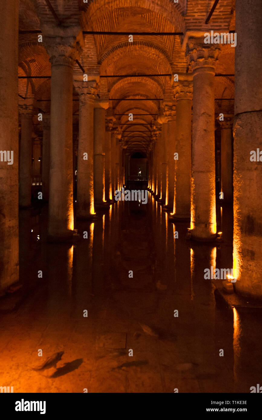 La Cisterna Basilica di Istanbul è un vecchio serbatoio d'acqua sotterraneo costruire dall'Imperatore Justinianus nel VI secolo, Turchia Foto Stock