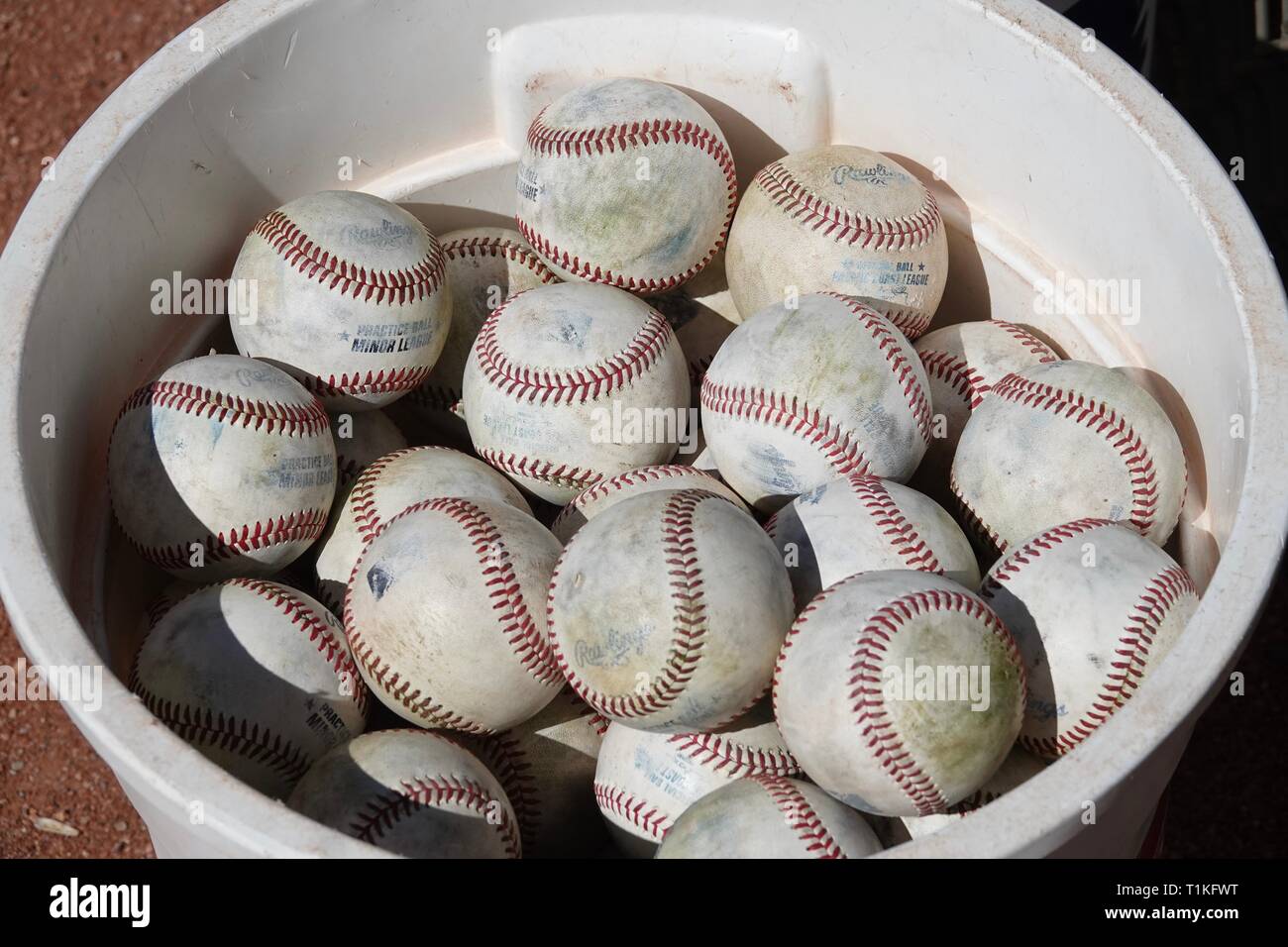 Un gruppo di baseballs in una benna. Foto Stock