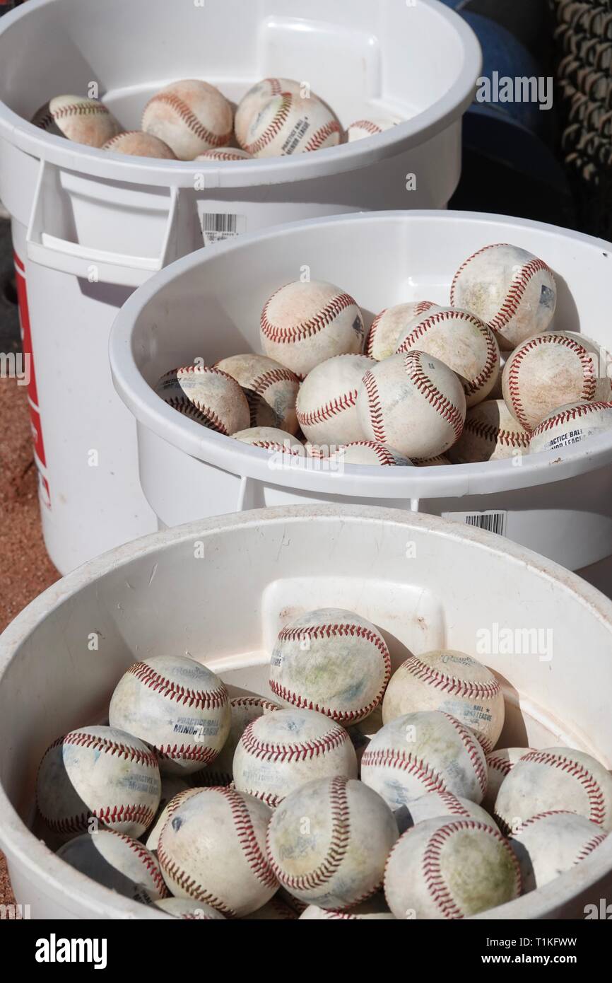 Un gruppo di baseballs in una benna. Foto Stock