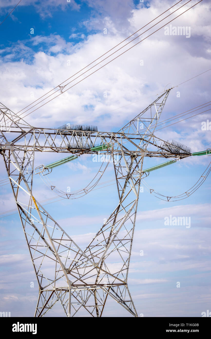 Tettuccio di linee elettriche ad alta tensione Foto Stock