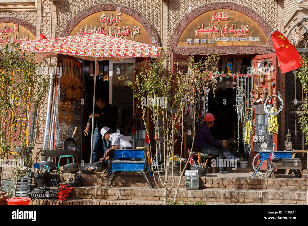 Shop in Kashgar Old Town strumenti di vendita e altro materiale utile per il tuttofare Foto Stock