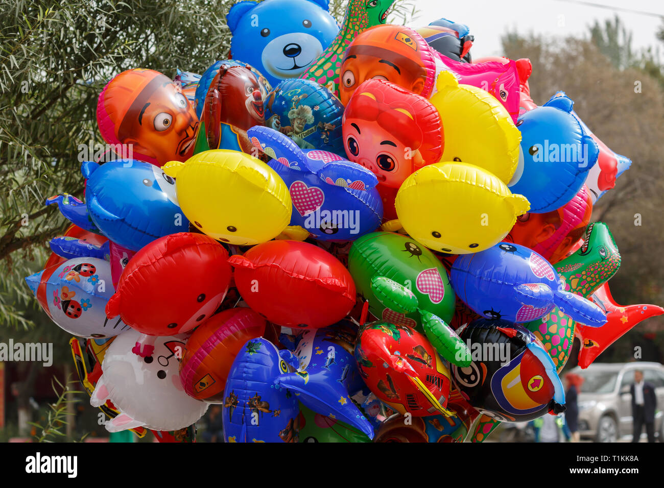 Close up di un fascio di palloncini con diverse motivazioni. Catturate in Kashgar (provincia dello Xinjiang, Cina). Foto Stock