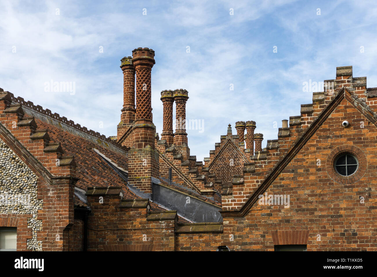 Il tetto della casa antica, Holkham, Norfolk, Regno Unito; ornato di camini e frontoni a gradini Foto Stock