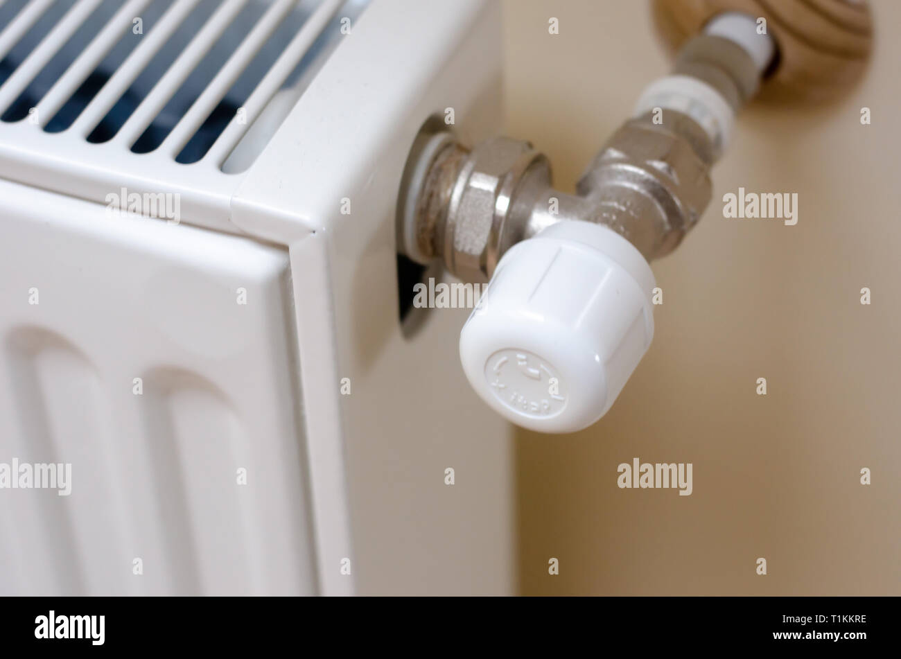 Il radiatore di riscaldamento la regolazione della temperatura. moderna batteria di riscaldamento con termostato. Foto Stock