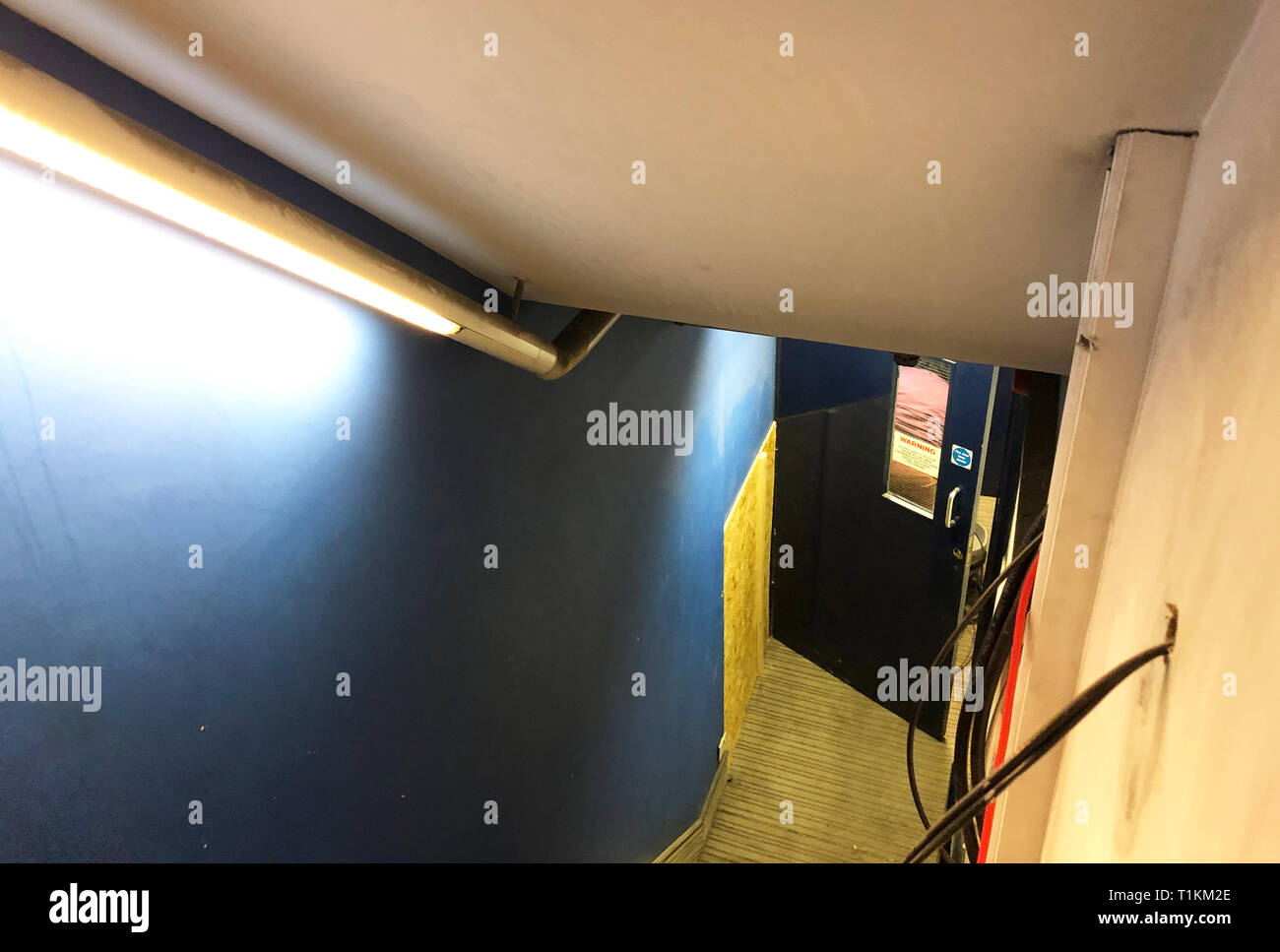 Una seconda intavolato foro dentro la William Hill accanto a George Attenborough e figlio di gioiellieri sul Fleet Street a Londra dove i ladri sono riportati per avere fatto fuori con anelli e diamanti del valore di decine di migliaia di sterline nel fine settimana. Foto Stock