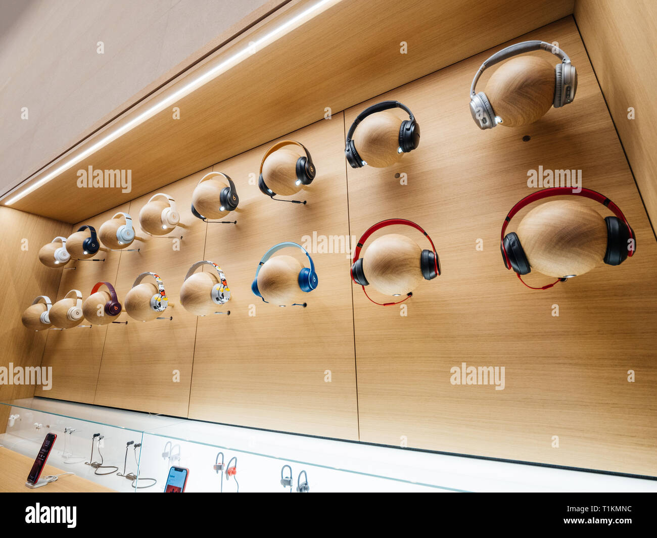 Parigi, Francia - Mar 19 2019: più cuffie audio Beats bu Dr Dre i prodotti  Apple sul manichino teste sono visualizzate all'interno del nuovo Apple  Store Champs-Elysees Foto stock - Alamy