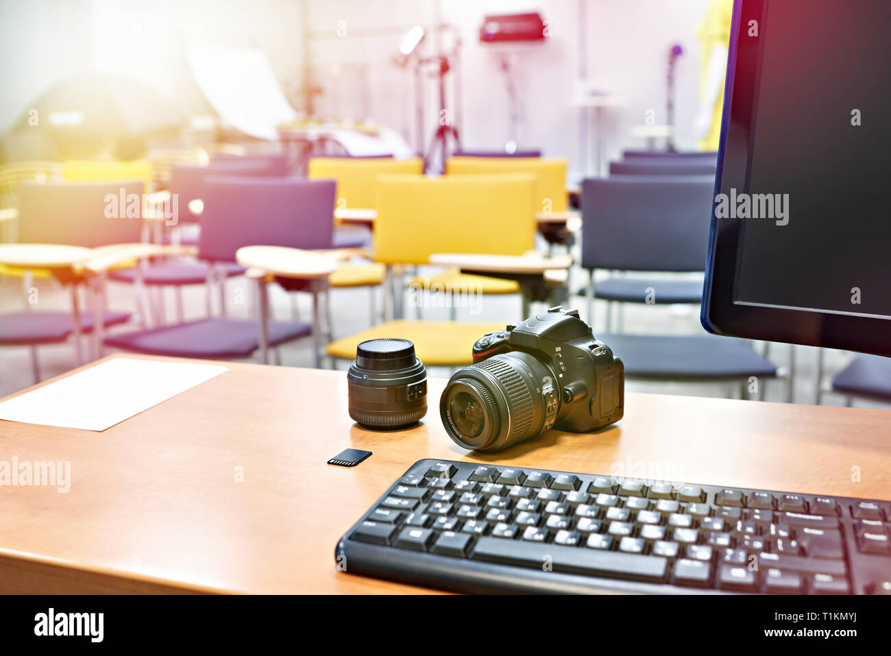 Posizionare l'insegnante nella scuola di fotografia in aula foto e fotocamera Foto Stock