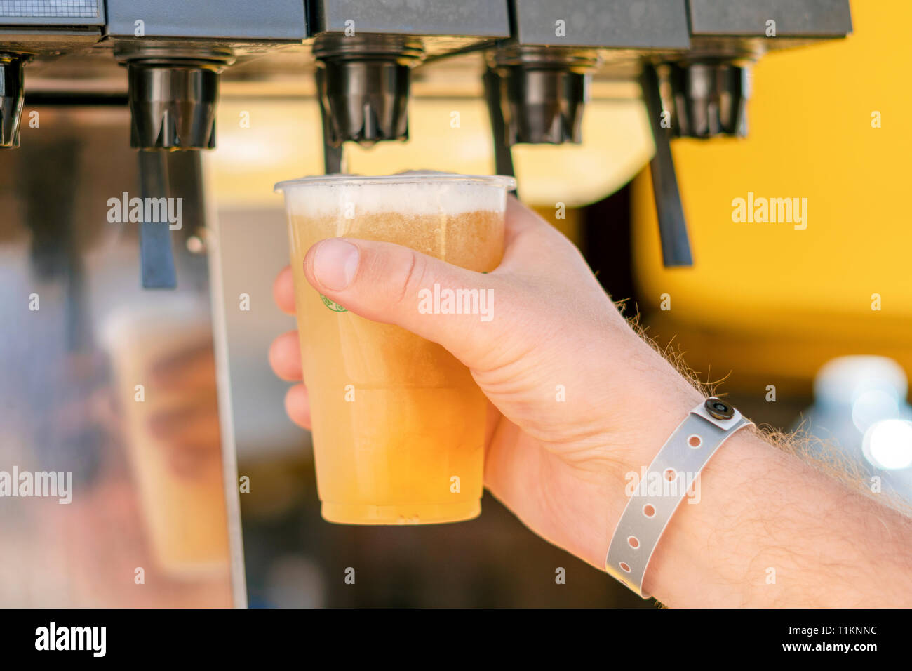 L'uomo versando fresco drink nel bar self-service - con la formula all inclusive badge in resorts Foto Stock