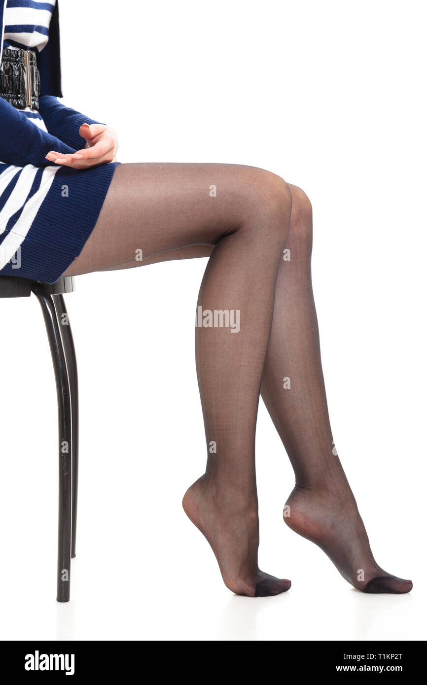 La bellezza della donna gambe in collant nero. Corpo di pezzo di slim  affascinante ragazza indossando abiti a righe gonna e collant isolato su  bianco Foto stock - Alamy