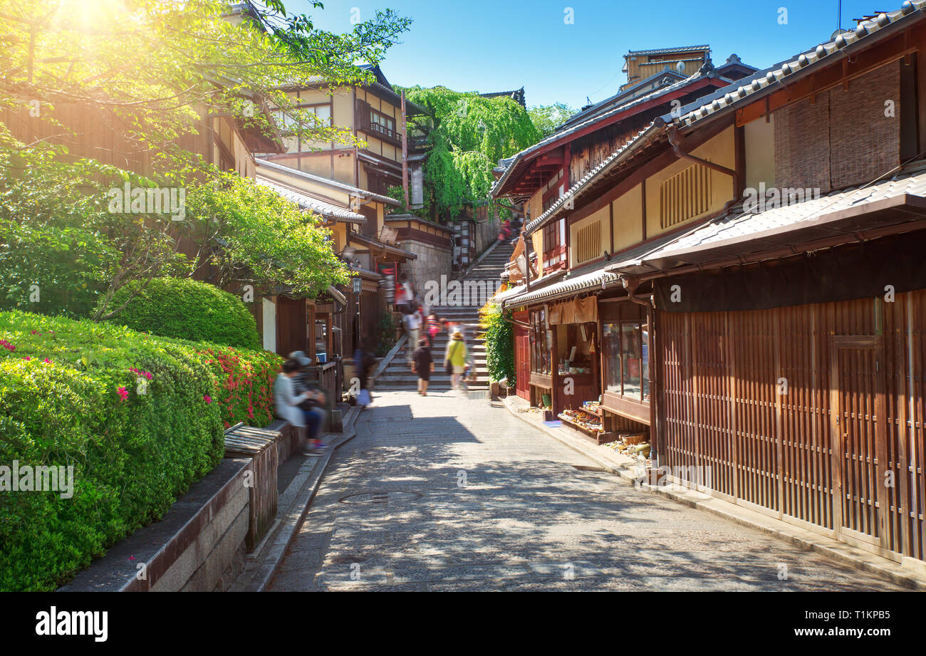 Vista della piccola strada a Sakura albero nel quartiere di Higashiyama, Kyoto, Giappone Foto Stock