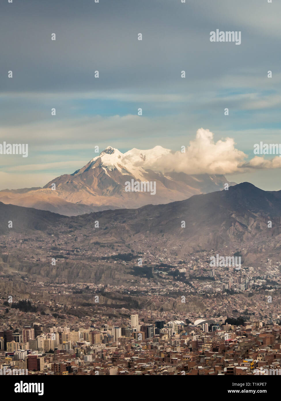 Paesaggio panoramico a La Paz in Bolivia. Alta montagna di neve nella parte posteriore Foto Stock