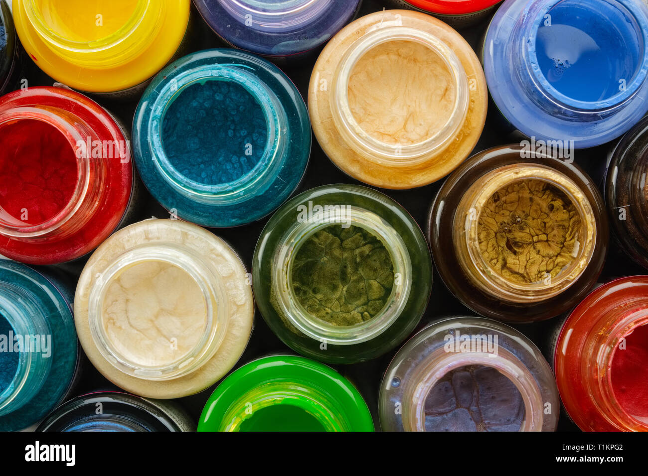 Colorate in vetro colorato vernici o olio, vernici acriliche close up, vista dall'alto. Foto Stock