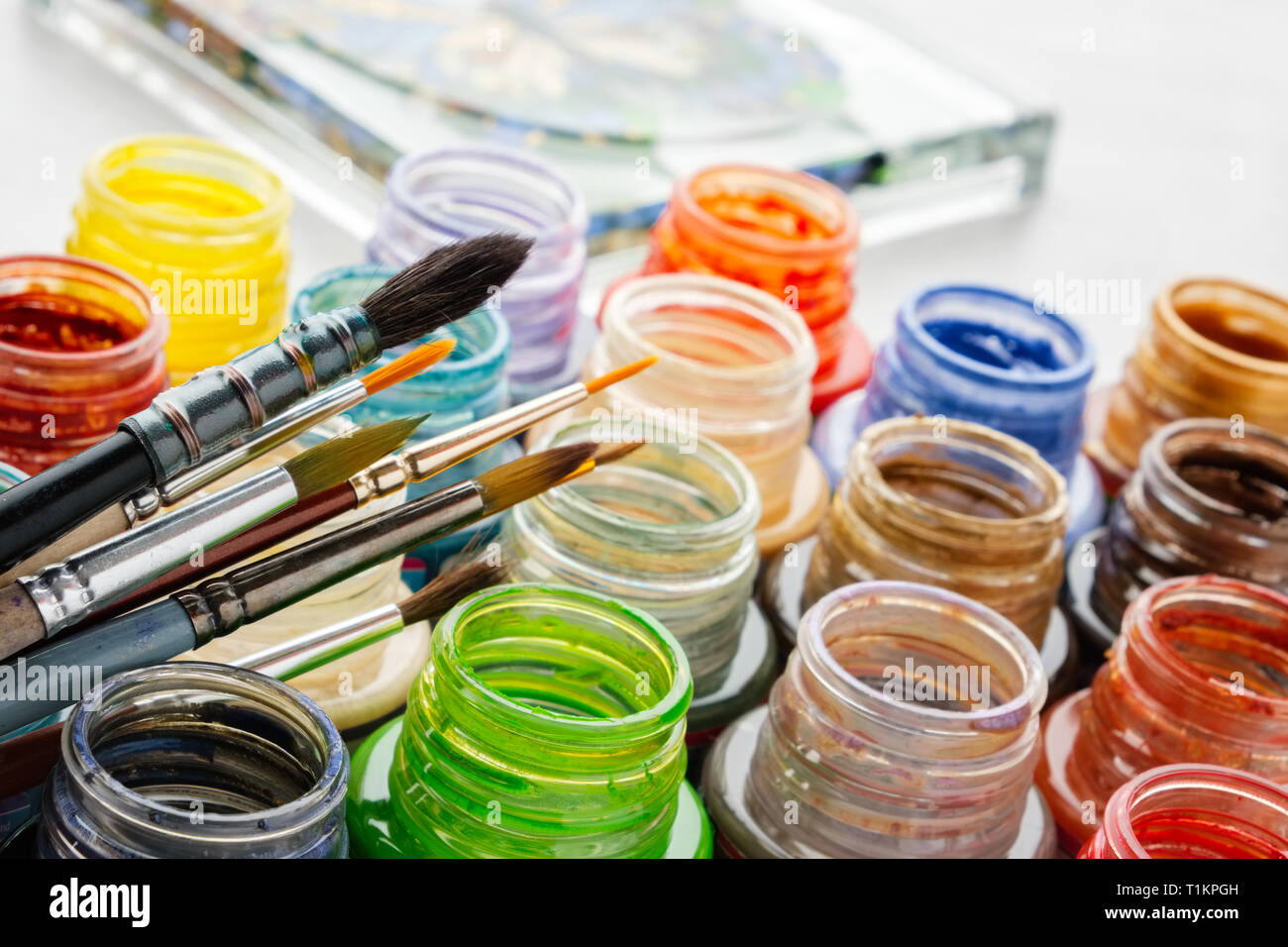 Il vetro macchiato vernici e pennelli per dipingere, artigiano dipinto su una superficie di vetro. Foto Stock