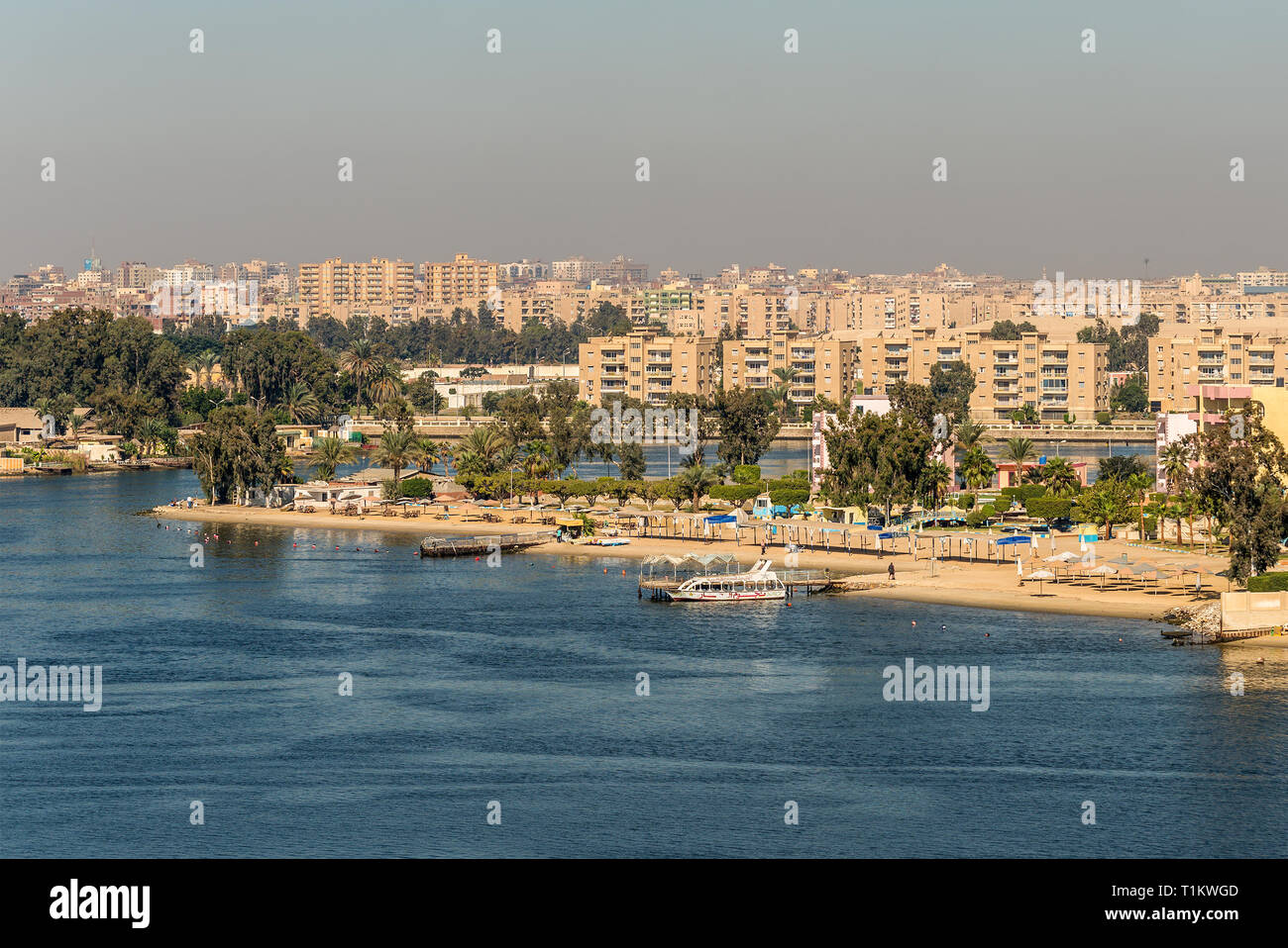 Ismailia, Egitto - 5 Novembre 2017: Cityscape di Ismailia sul lago Timsah dalla nave passando Canale di Suez, Ismailia, Egitto. Ismailia fu fondata nel 1 Foto Stock