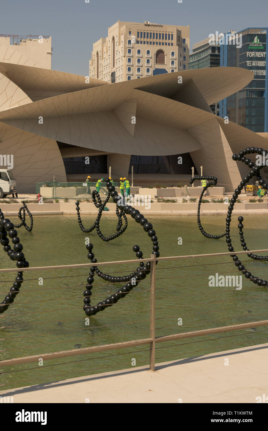 Lavori di costruzione del Museo Nazionale del Qatar a Doha, in Qatar, appena prima della sua apertura nel marzo 2019 Foto Stock