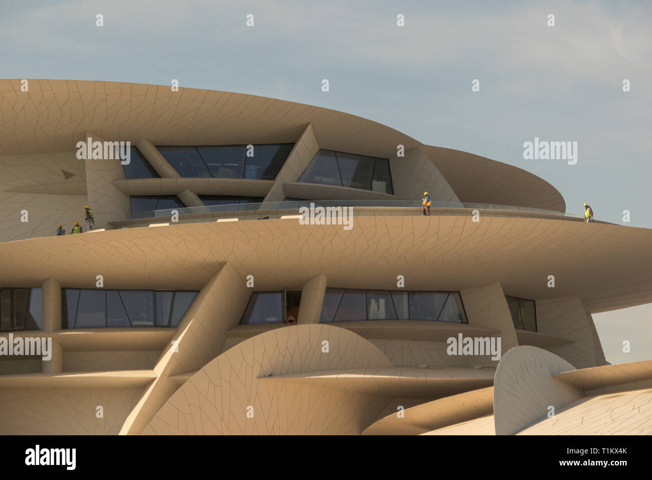 Lavori di costruzione del Museo Nazionale del Qatar a Doha, in Qatar, appena prima della sua apertura nel marzo 2019 Foto Stock