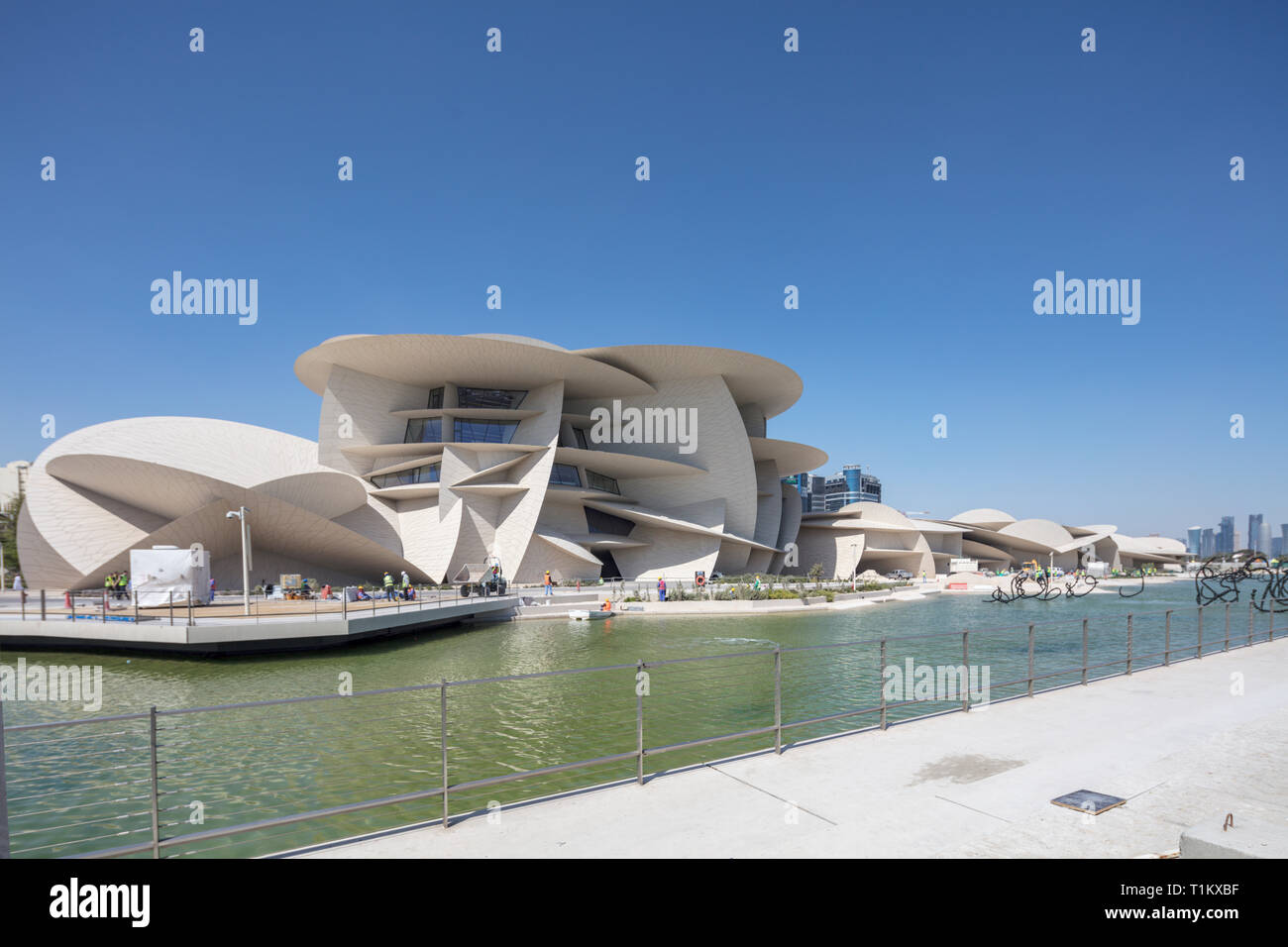 Lavori di costruzione del Museo Nazionale del Qatar a Doha, in Qatar, appena prima della sua apertura nel marzo 2019 Foto Stock