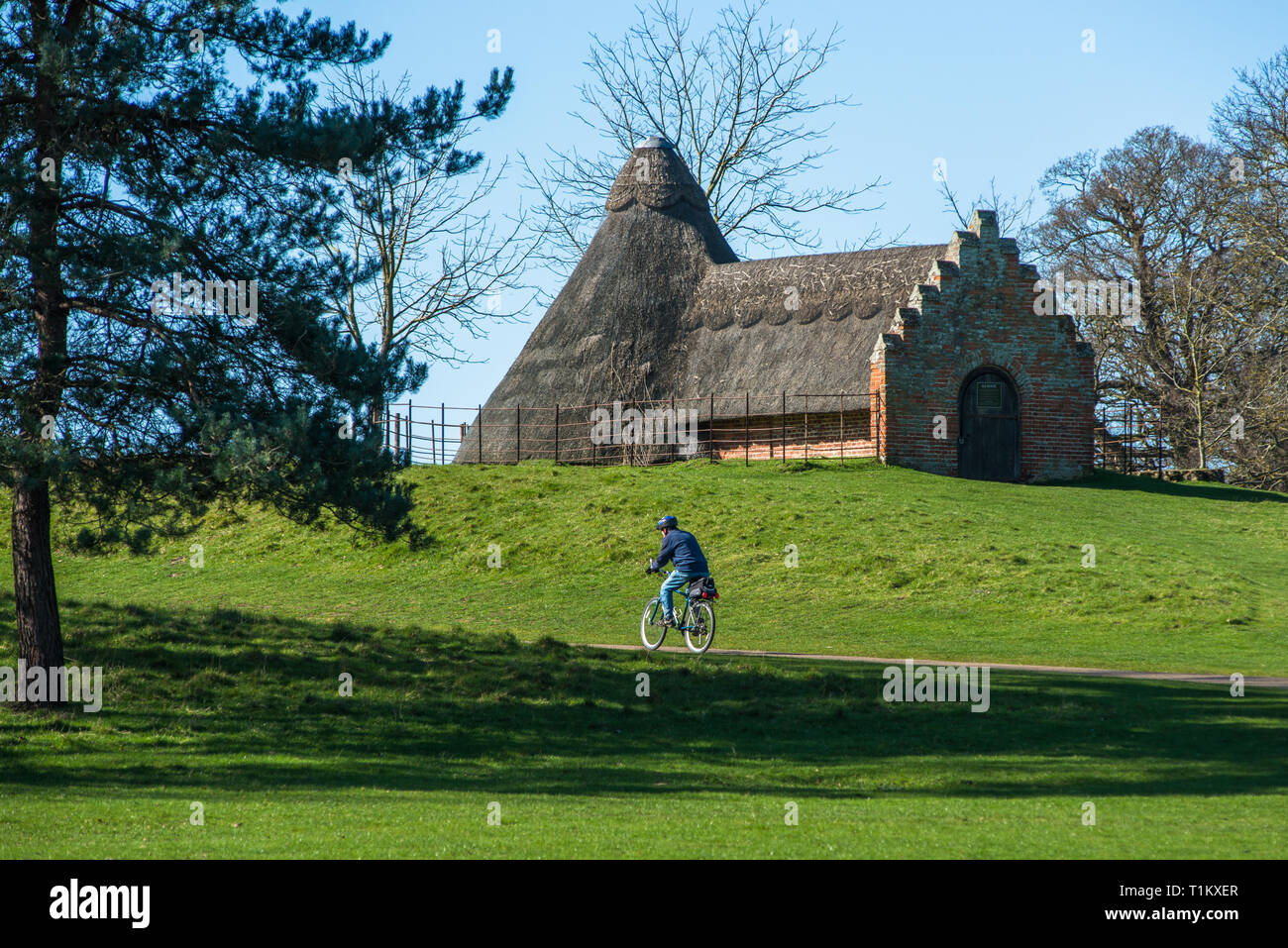 La cinquecentesca casa di ghiaccio utilizzato per immagazzinare ghiaccio importati prima dell'invenzione della refrigerazione Holkham Hall NORFOLK REGNO UNITO Foto Stock