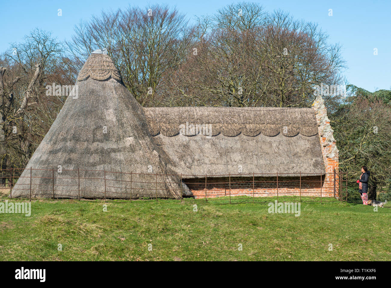 La cinquecentesca casa di ghiaccio utilizzato per immagazzinare ghiaccio importati prima dell'invenzione della refrigerazione Holkham Hall NORFOLK REGNO UNITO Foto Stock