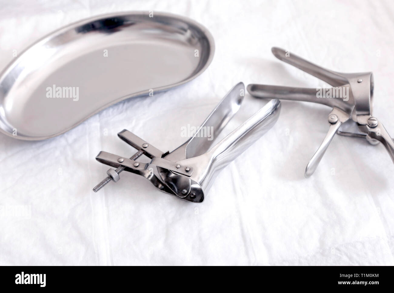 Ginecologiche strumenti sterili. Un sacco di strumenti del ginecologo su  sfondo bianco. Vista dall'alto Foto stock - Alamy