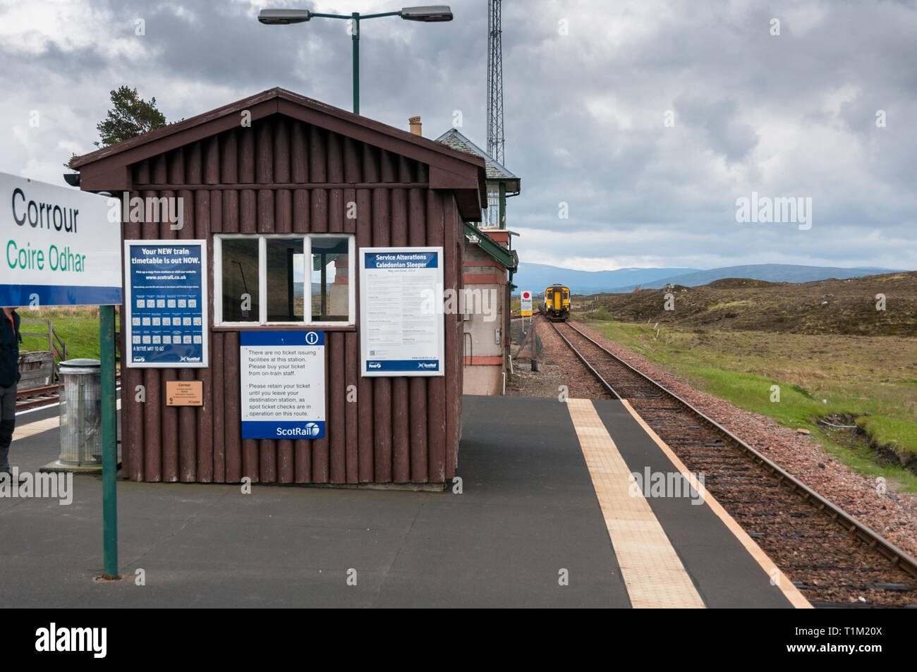 In treno Arrivando alla stazione di Corrour, Scozia Foto Stock