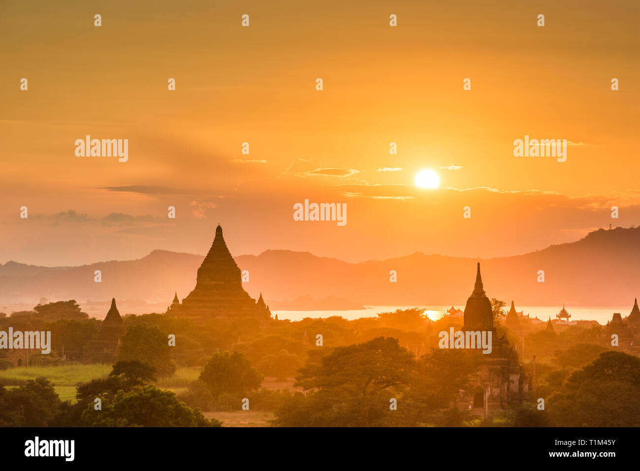 Bagan, Myanmar antiche rovine di templi paesaggio nella zona archeologica al crepuscolo. Foto Stock