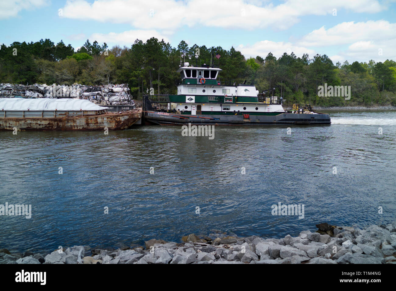 Rimorchiatore spinge una chiatta verso ovest sulla Intracoastal Waterway attraverso Orange Beach, Alabama. Foto Stock