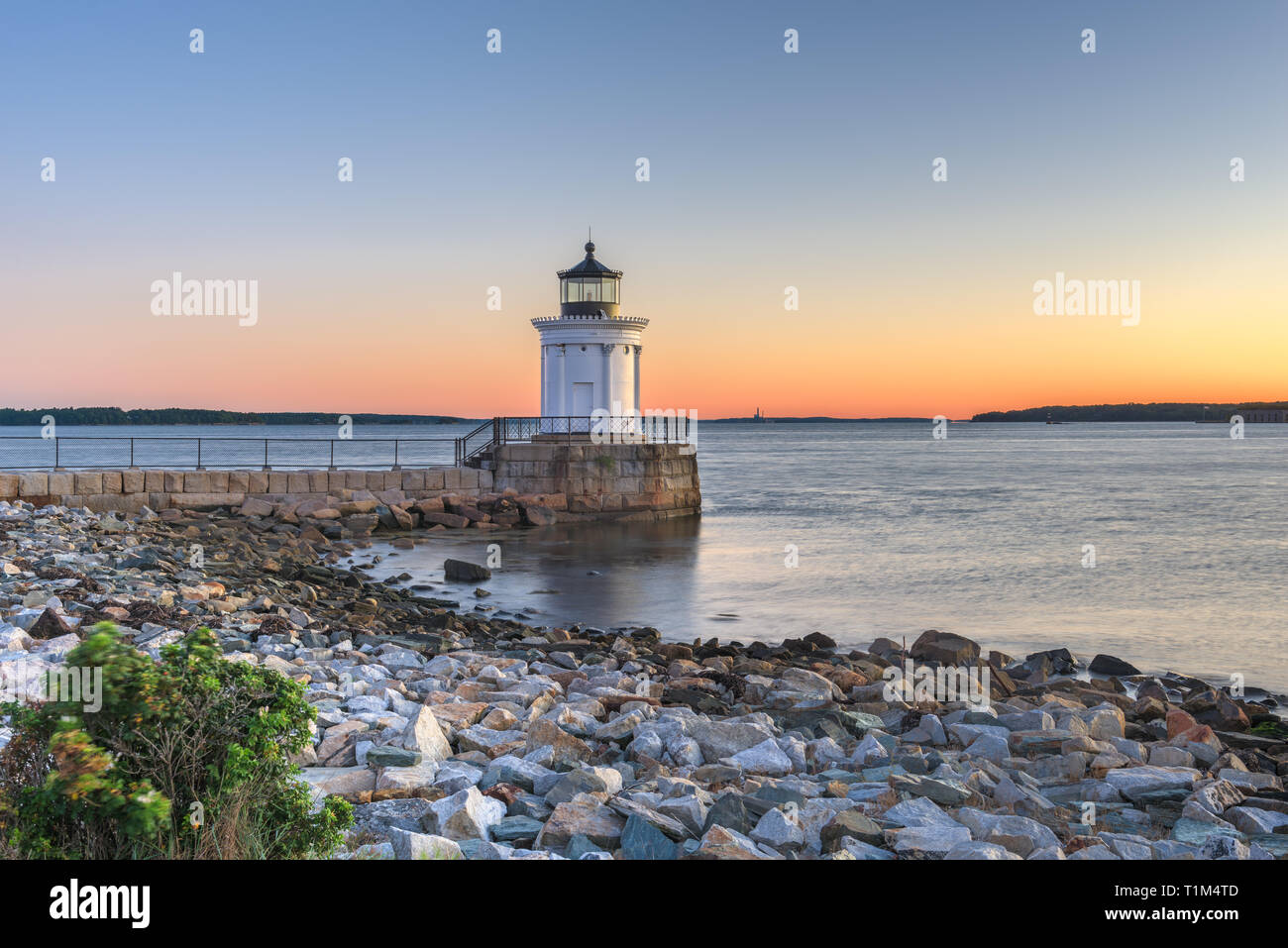 A sud di Portland, Maine, Stati Uniti d'America con il Portland Breakwater luce all'alba. Foto Stock