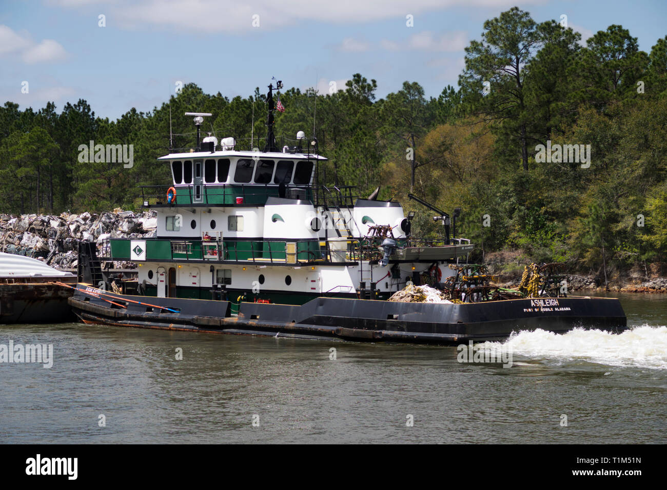 Rimorchiatore spinge una chiatta verso ovest sulla Intracoastal Waterway attraverso Orange Beach, Alabama. Foto Stock