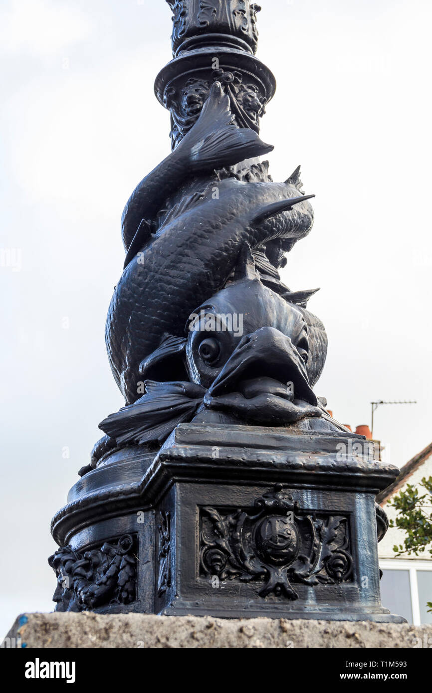 Dettaglio del ferro battuto decorativo di una lampada vittoriana post su Hornsey Lane Bridge, sapere come "suicide bridge", sulla A1 Archway Road a Londra, Regno Unito Foto Stock