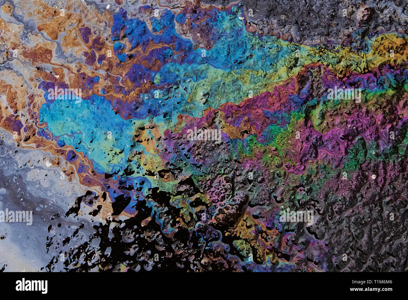 Fuoriuscite di olio sul pavimento stradale Foto Stock