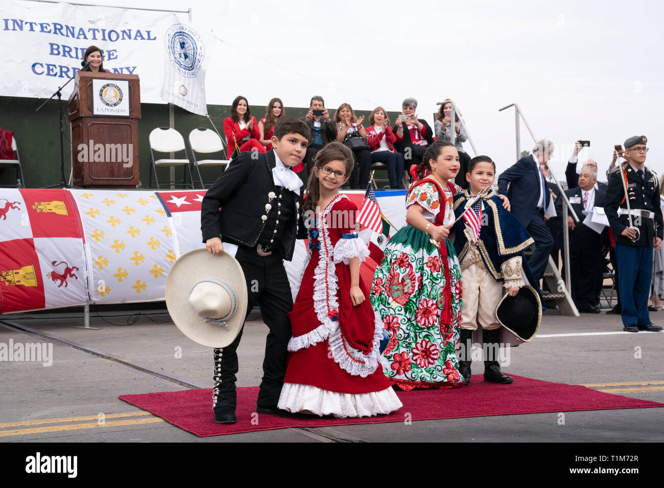 "Abrazo figli', 2 da Stati Uniti e 2 dal Messico, per l'amicizia cerimonia durante la Washington la celebrazione di compleanno tra Laredo e Nuevo Laredo. Foto Stock