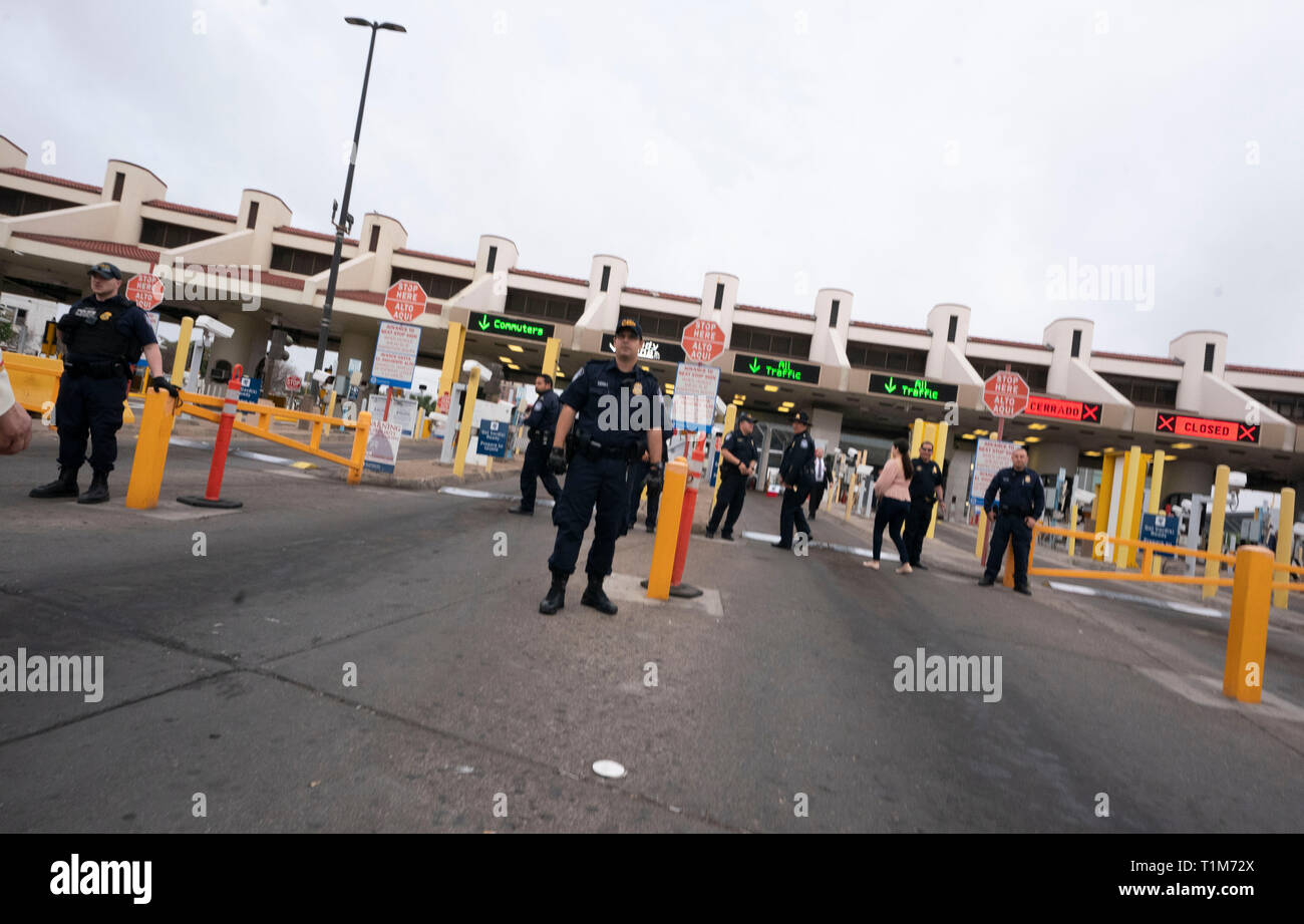 Laredo, Texas USA Feb, 23, 2019: Agenti della US Customs and Border Patrol (CBP) sul ponte internazionale Juarez Lincoln n. 2 tra gli Stati Uniti e il Messico. Foto Stock