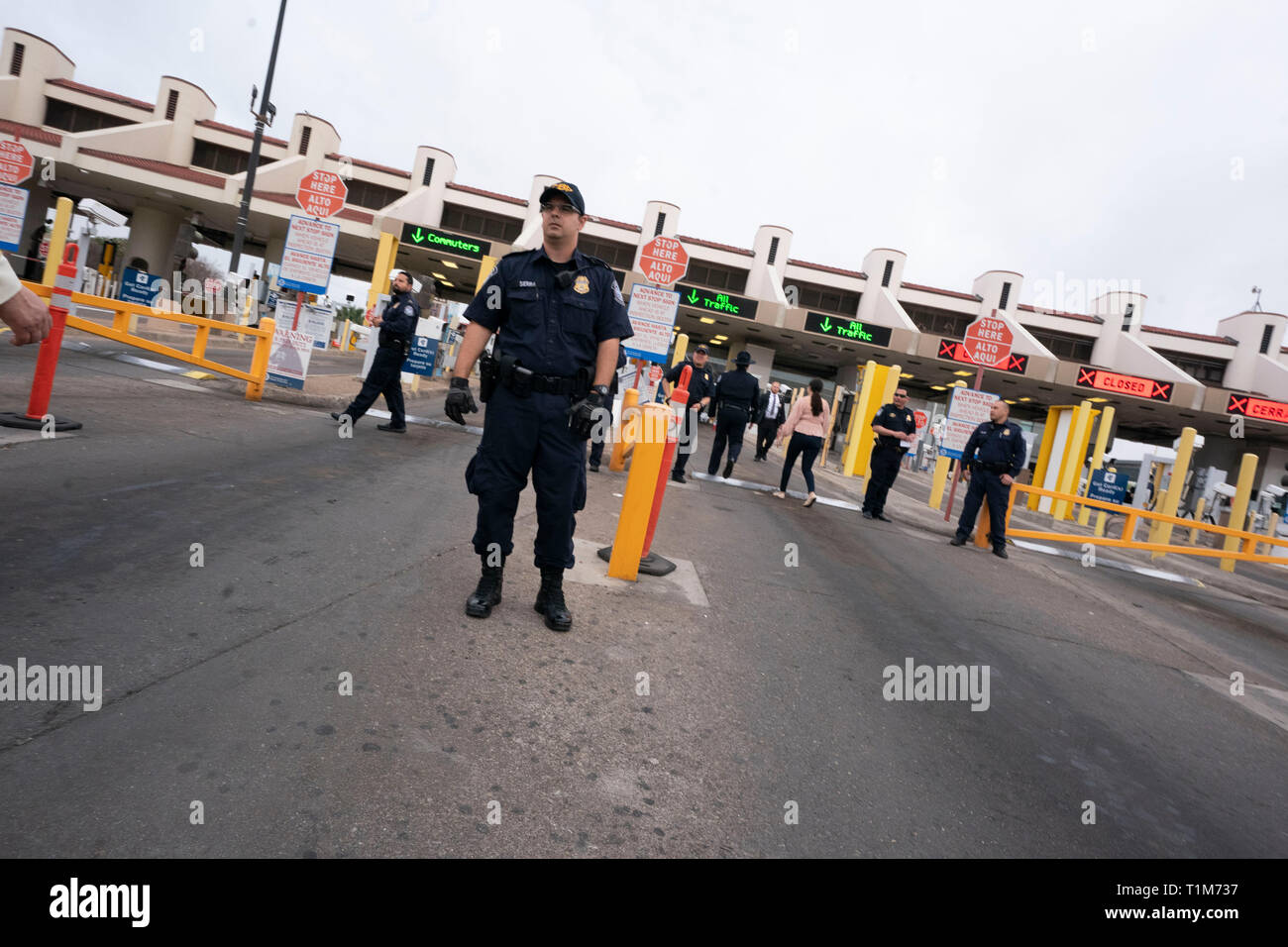 Laredo, Texas USA Feb, 23, 2019: Agenti della US Customs and Border Patrol (CBP) sul ponte internazionale Juarez Lincoln n. 2 tra gli Stati Uniti e il Messico. Foto Stock