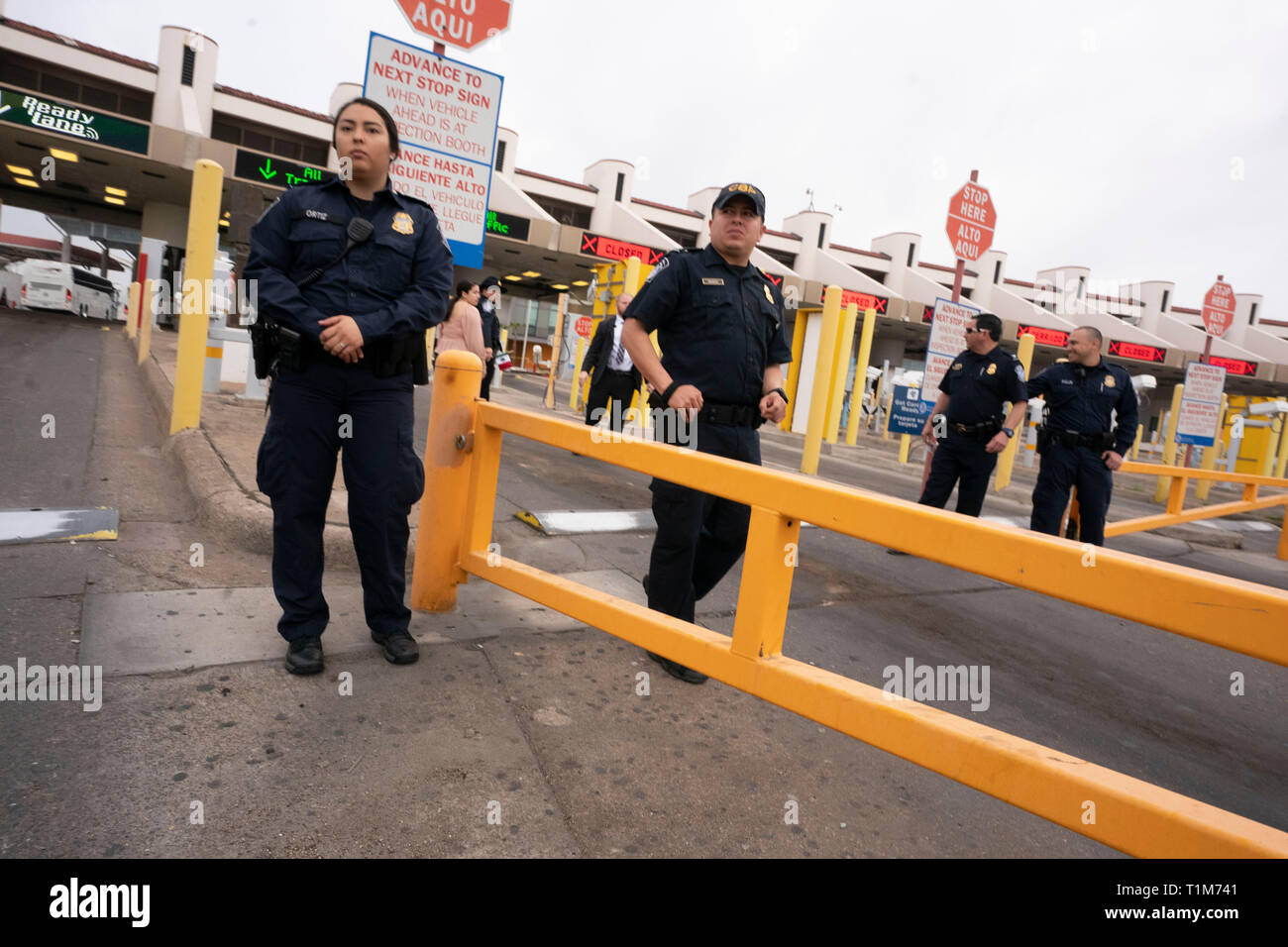 Laredo, Texas USA Feb, 23, 2019: Agenti della US Customs and Border Patrol (CBP) sul ponte internazionale Juarez Lincoln n. 2 tra gli Stati Uniti e il Messico. Foto Stock