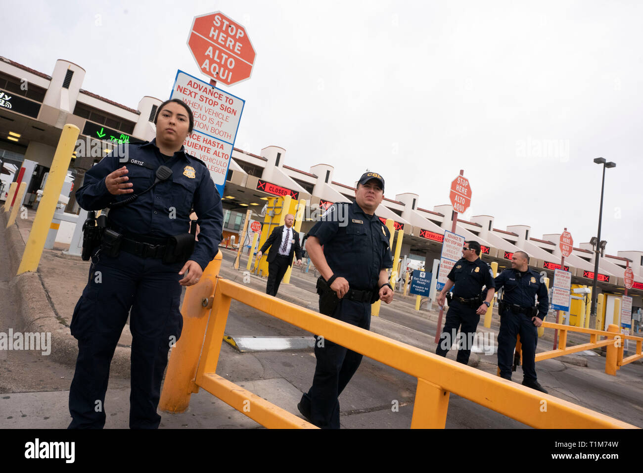 Laredo, Texas USA Feb, 23, 2019: Agenti della US Customs and Border Patrol (CBP) sul ponte internazionale Juarez Lincoln n. 2 tra gli Stati Uniti e il Messico. Foto Stock
