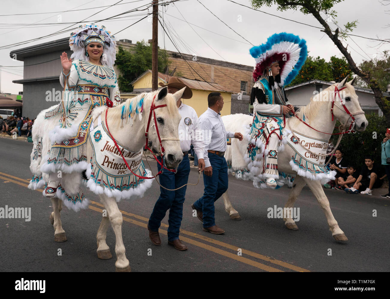 Teens costume da principessa Pocahontas e capo bianco aquila cavalcare cavalli bianchi in Washington la celebrazione di compleanno parade di Laredo, TX. Foto Stock
