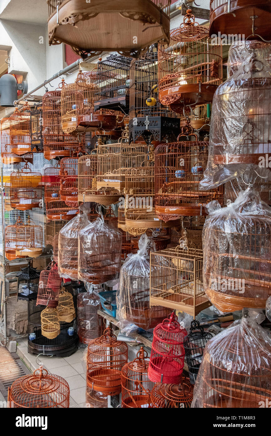 Gabbie di uccelli appesi a Asian Bird Market Foto Stock