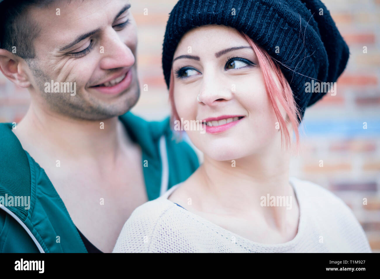 Affettuosa giovane adulto giovane Foto Stock