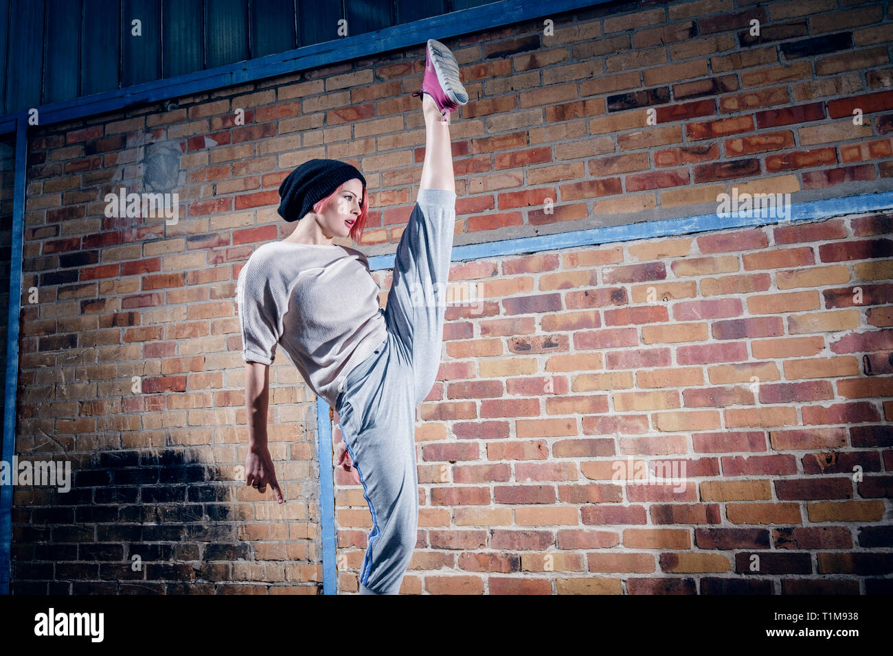 Femmina Agile ballerino di danza moderna di eseguire Foto Stock
