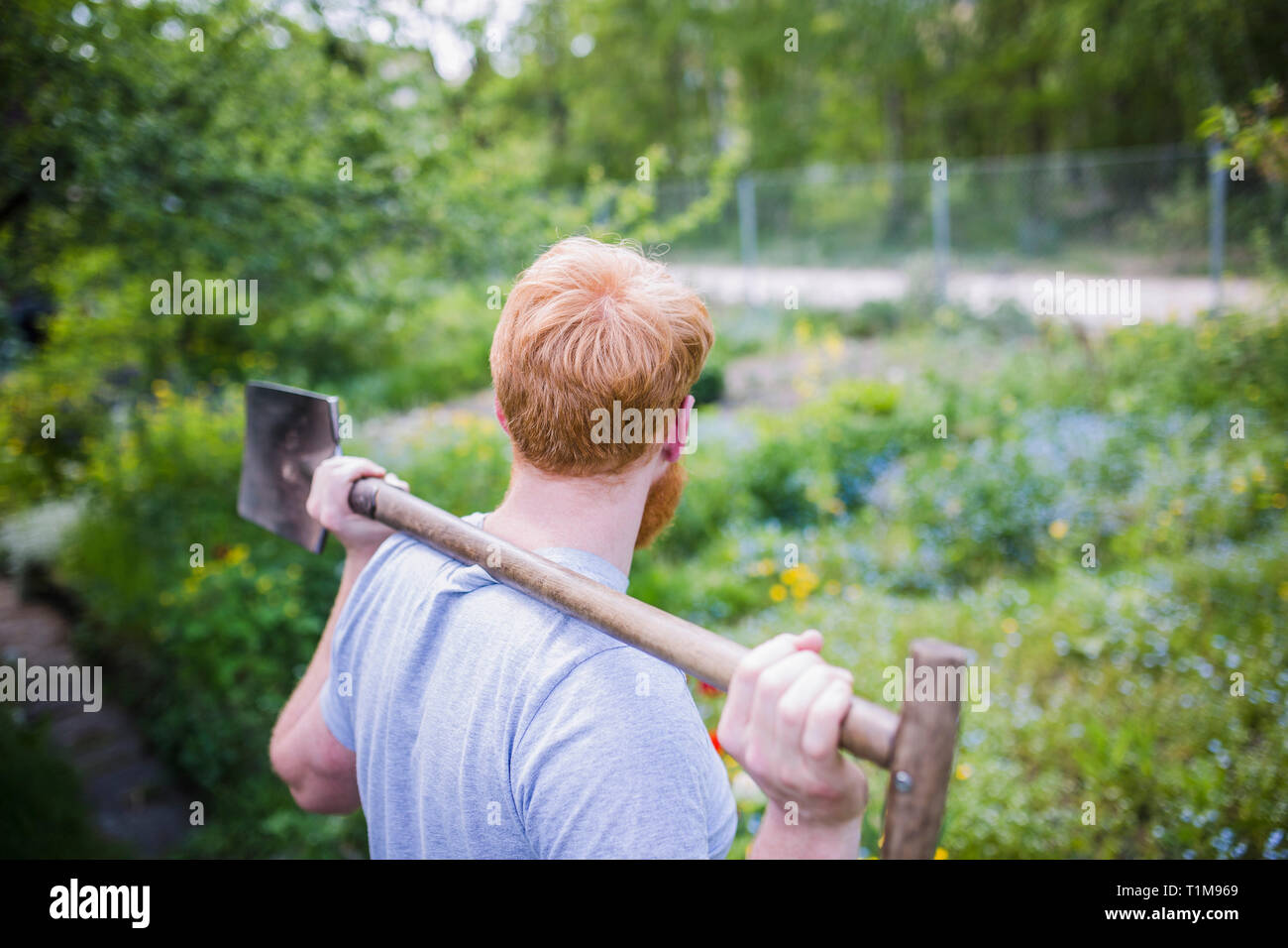 Uomo con pala in giardino Foto Stock