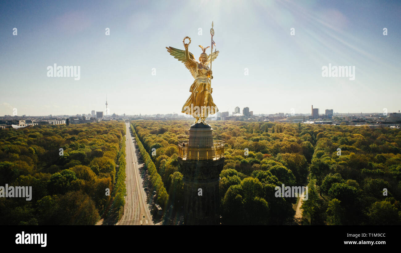 Drone di punto di vista Colonna della Vittoria e soleggiato parco Tiergarten di Berlino, Germania Foto Stock
