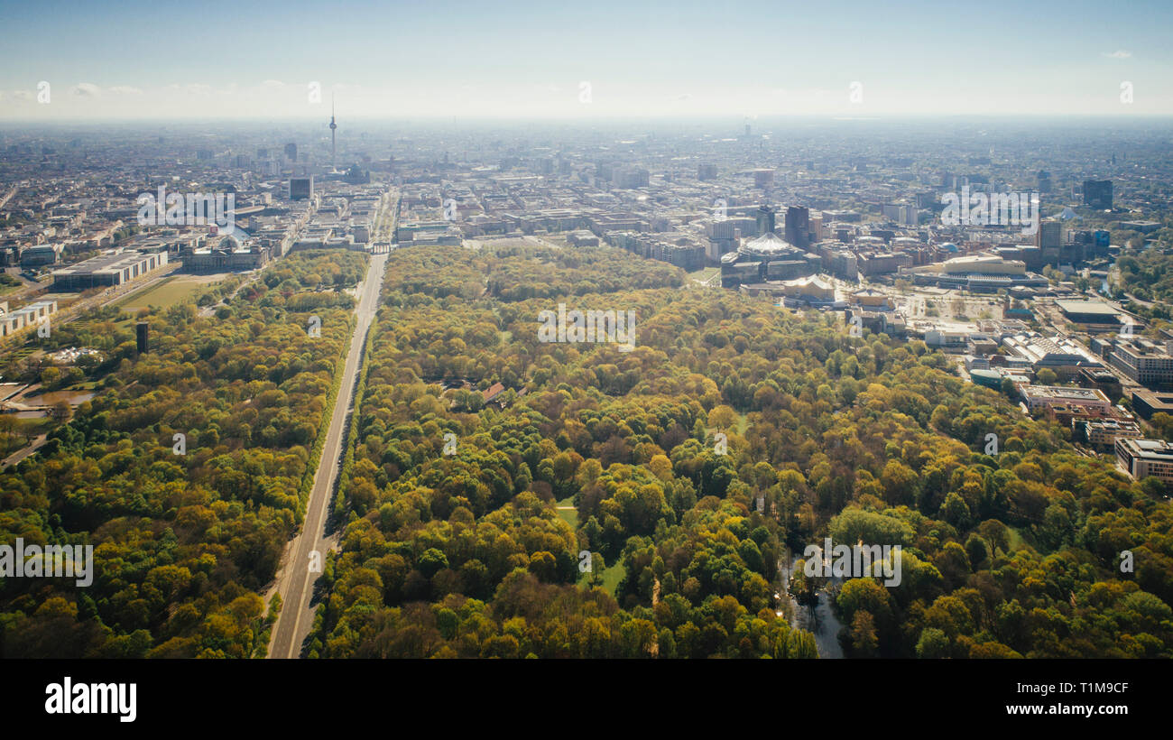 Drone di punto di vista soleggiato parco Tiergarten e paesaggio urbano di Berlino, Germania Foto Stock