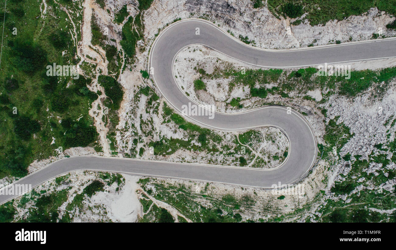 Vista aerea road avvolgimento attraverso il Drei Zinnen Natura Park, Alto Adige, Italia Foto Stock