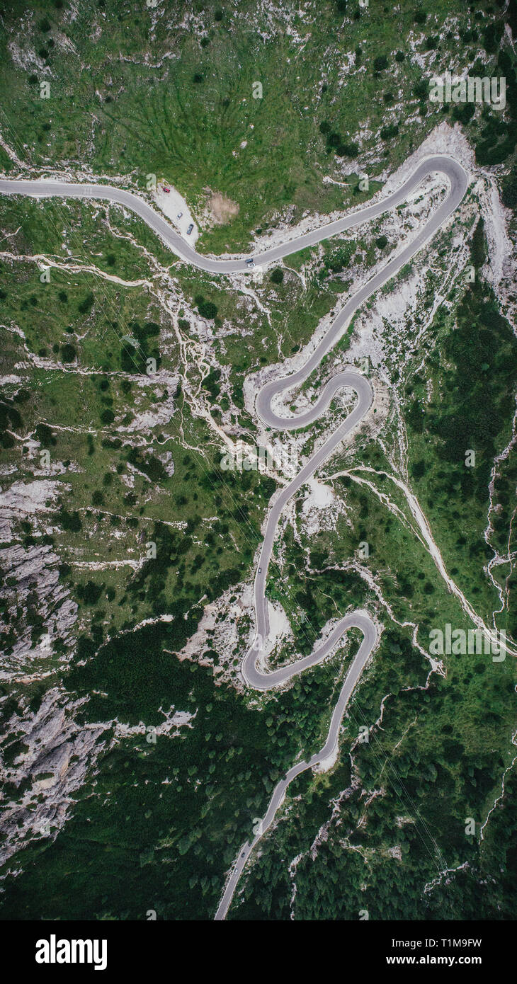 Vista aerea road avvolgimento attraverso il Drei Zinnen Natura Park, Alto Adige, Italia Foto Stock