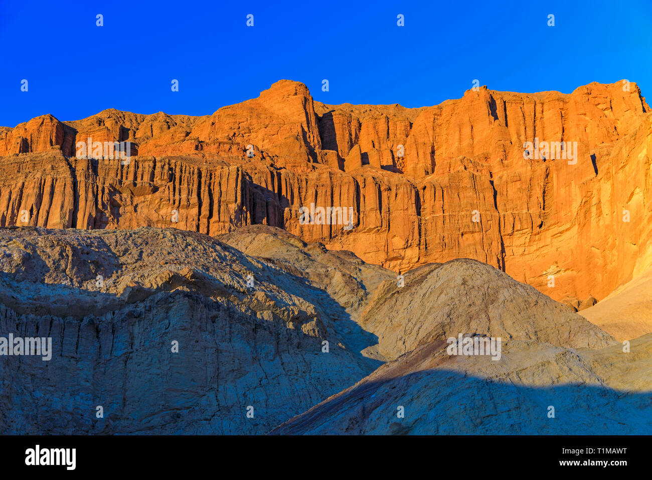 Un tardo pomeriggio vista del red rock formazione di arenaria rossa in Cattedrale il Golden Canyon area del Parco Nazionale della Valle della Morte, California, Stati Uniti d'America. Foto Stock