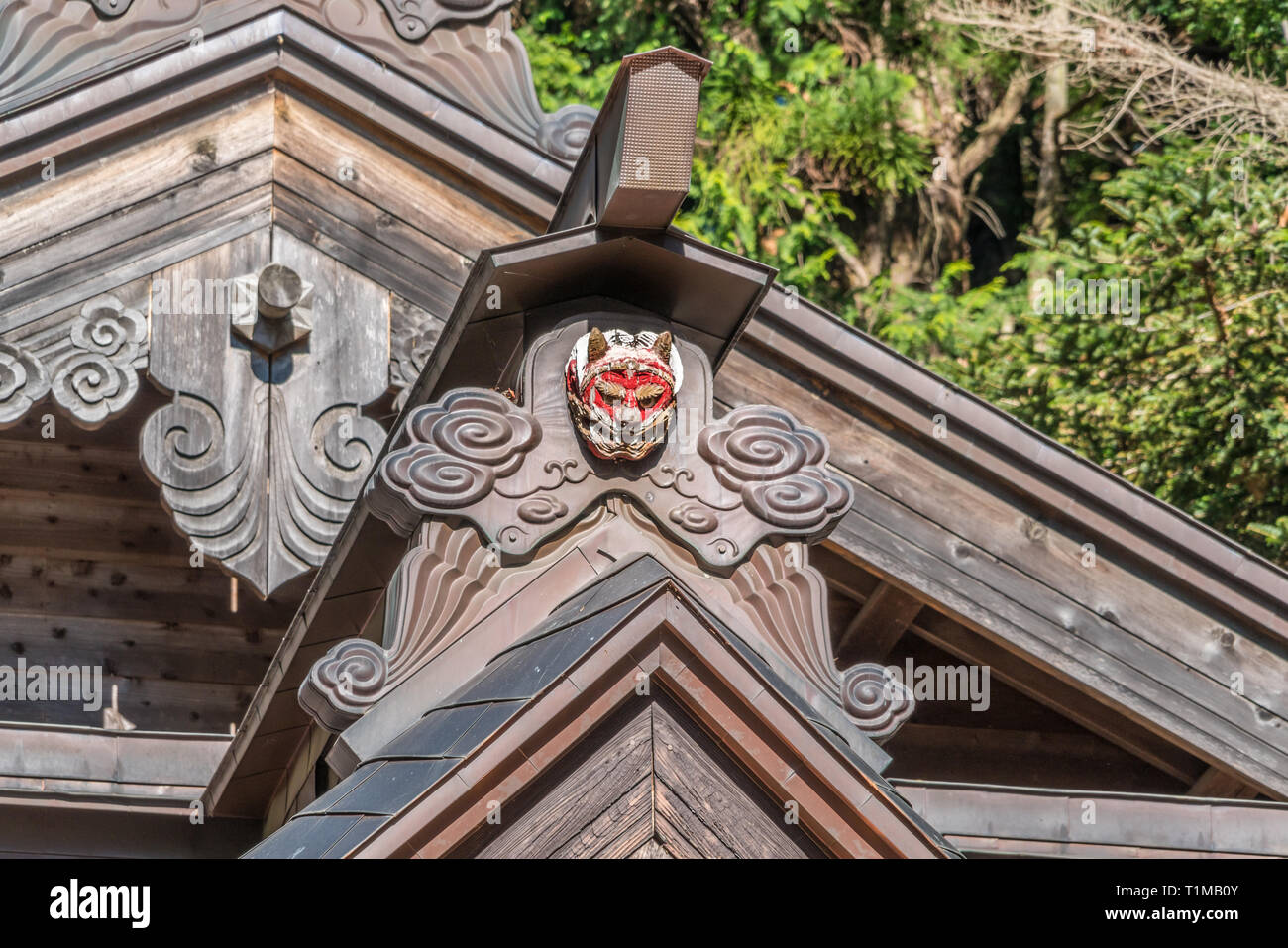 Fujiyoshida, Yamanashi, Giappone - Novembre, 2017 : legno Goblin Onigawara piastrella(Ogre Tile), Gegyo(Gable) pendente a Honden (sala principale) di Arakura Fuji S Foto Stock