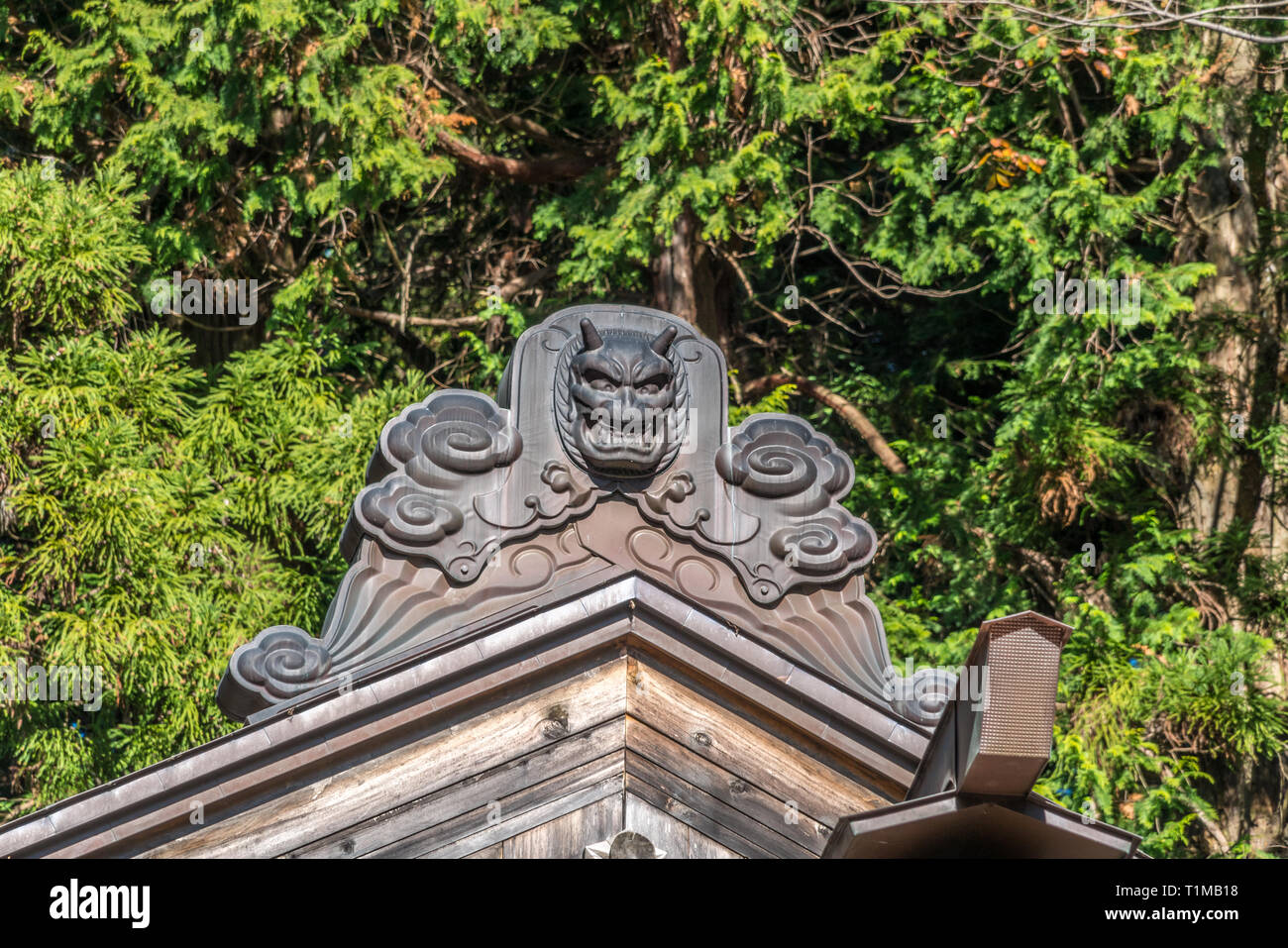 Fujiyoshida, Yamanashi, Giappone - Novembre, 2017 : legno Goblin Onigawara piastrella(Ogre Tile), Gegyo(Gable) pendente a Honden (sala principale) di Arakura Fuji S Foto Stock